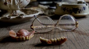 lunettes près des prothèses dentaires