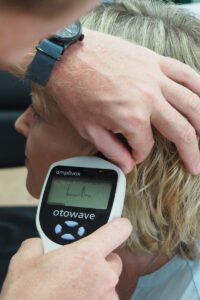 un homme se fait brosser les cheveux par un coiffeur