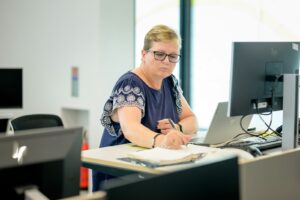 une personne assise à un bureau